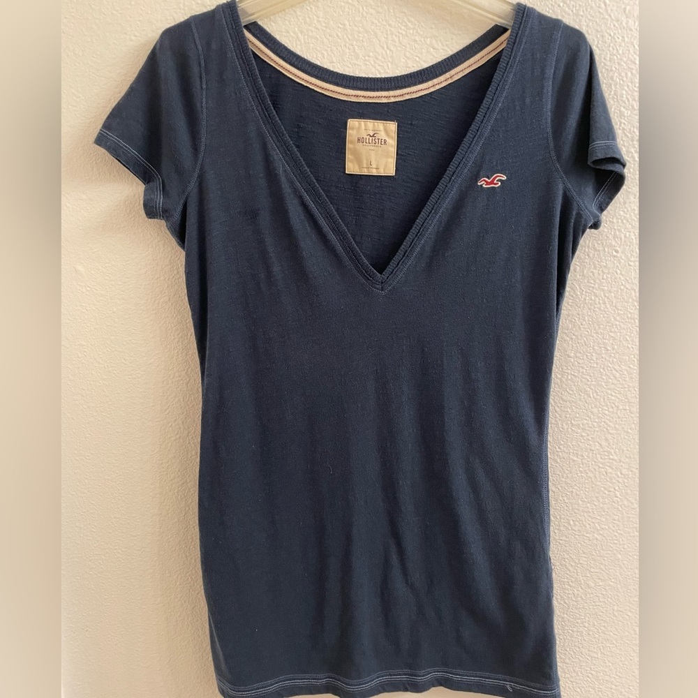 Hollister, Navy blue, women’s, large v-neck, shirt sleeve,t-shirt. Good cond.
